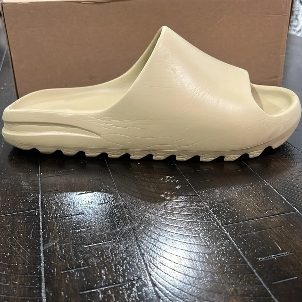 Yeezy Slides - Picture 3 of 5